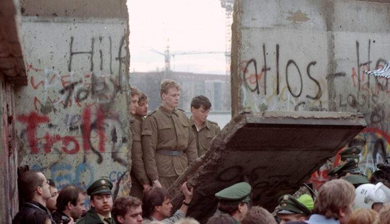 fall of berlin wall soldiers