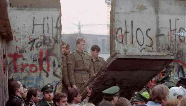 fall of berlin wall soldiers