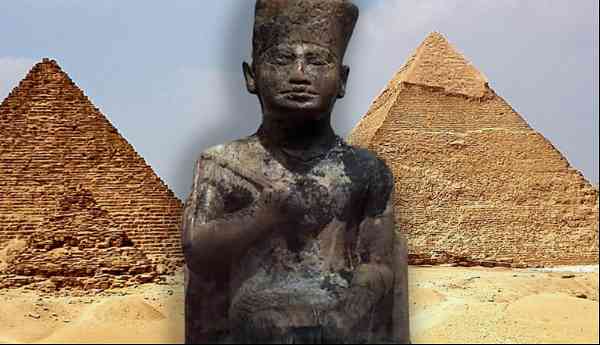 pyramid of giza with statue khufu