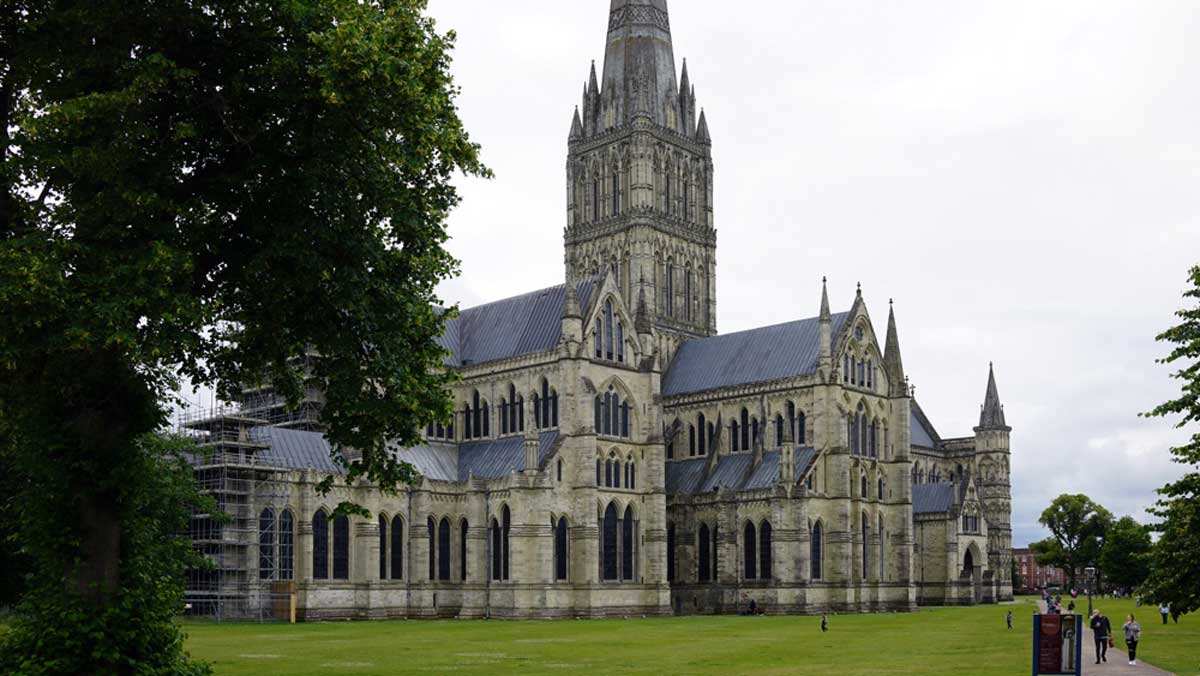 salisbury cathedral england romanesque architecture
