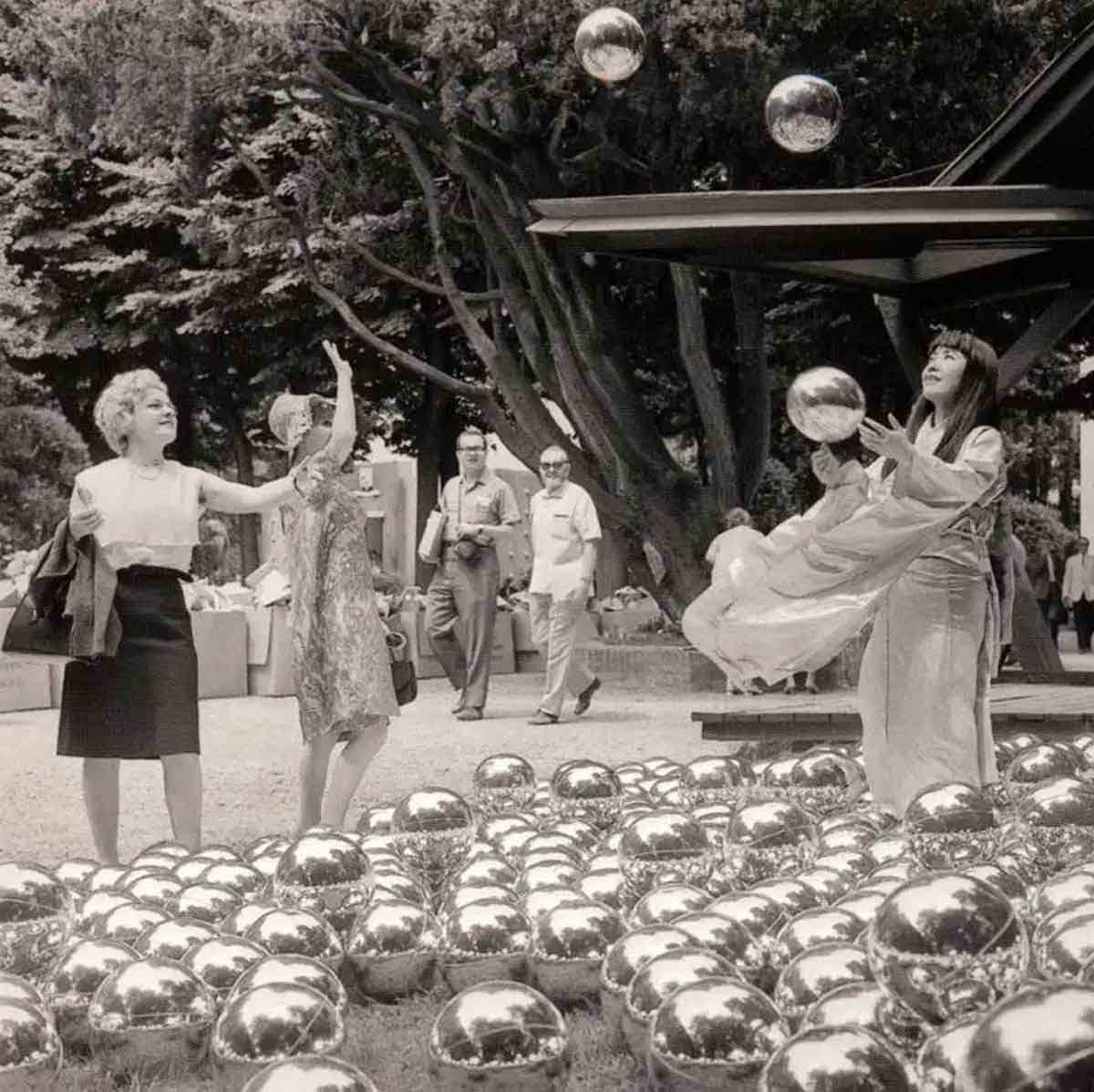 yayoi kusama narcissus garden 1966 performance venice biannale